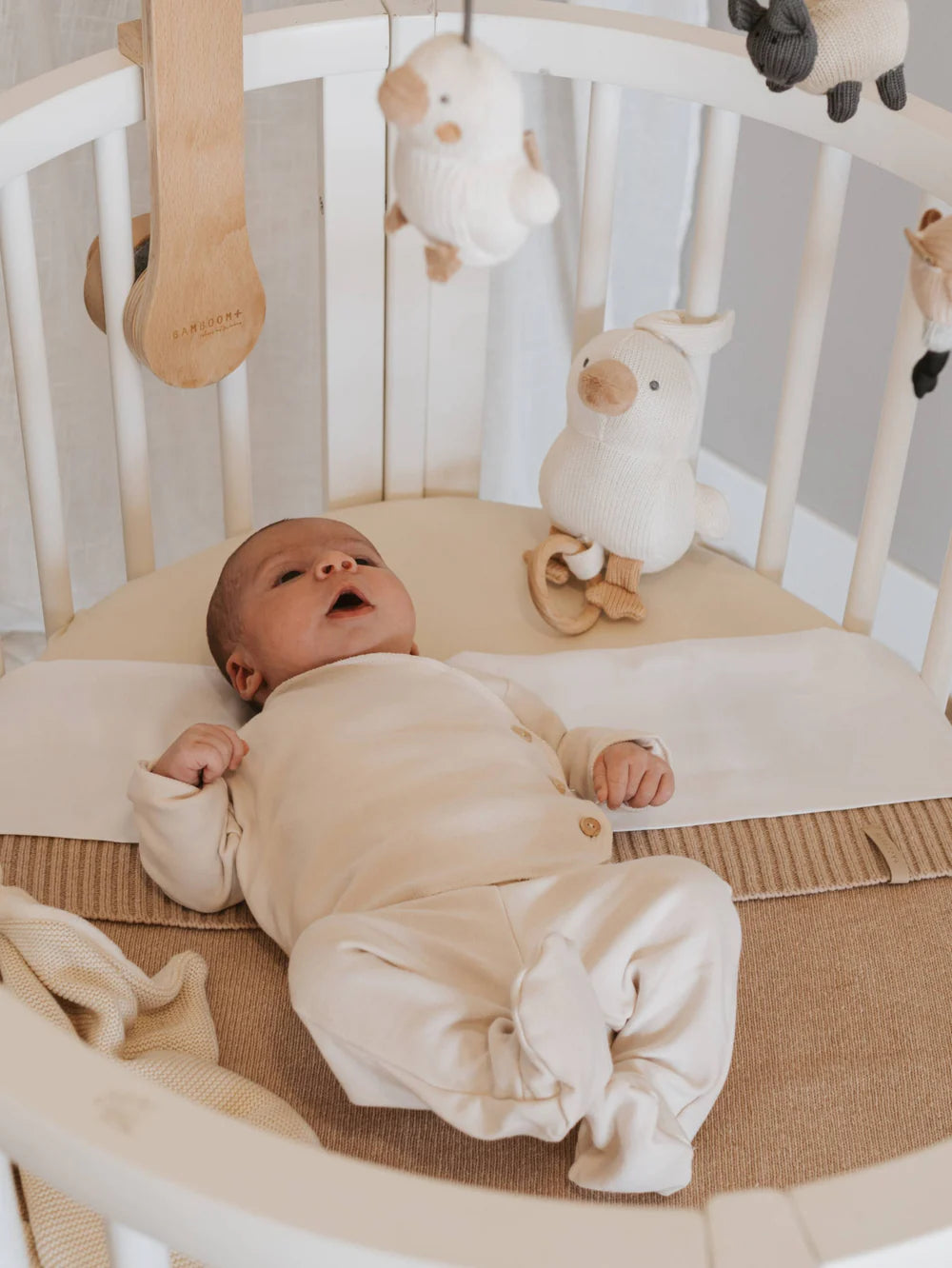 Newborn Leggings Warm White- on baby
