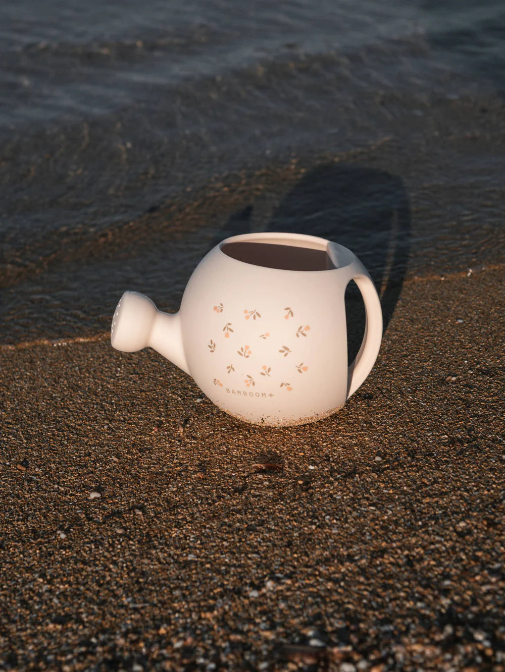 Silicone Watering Can TULIP- on sand
