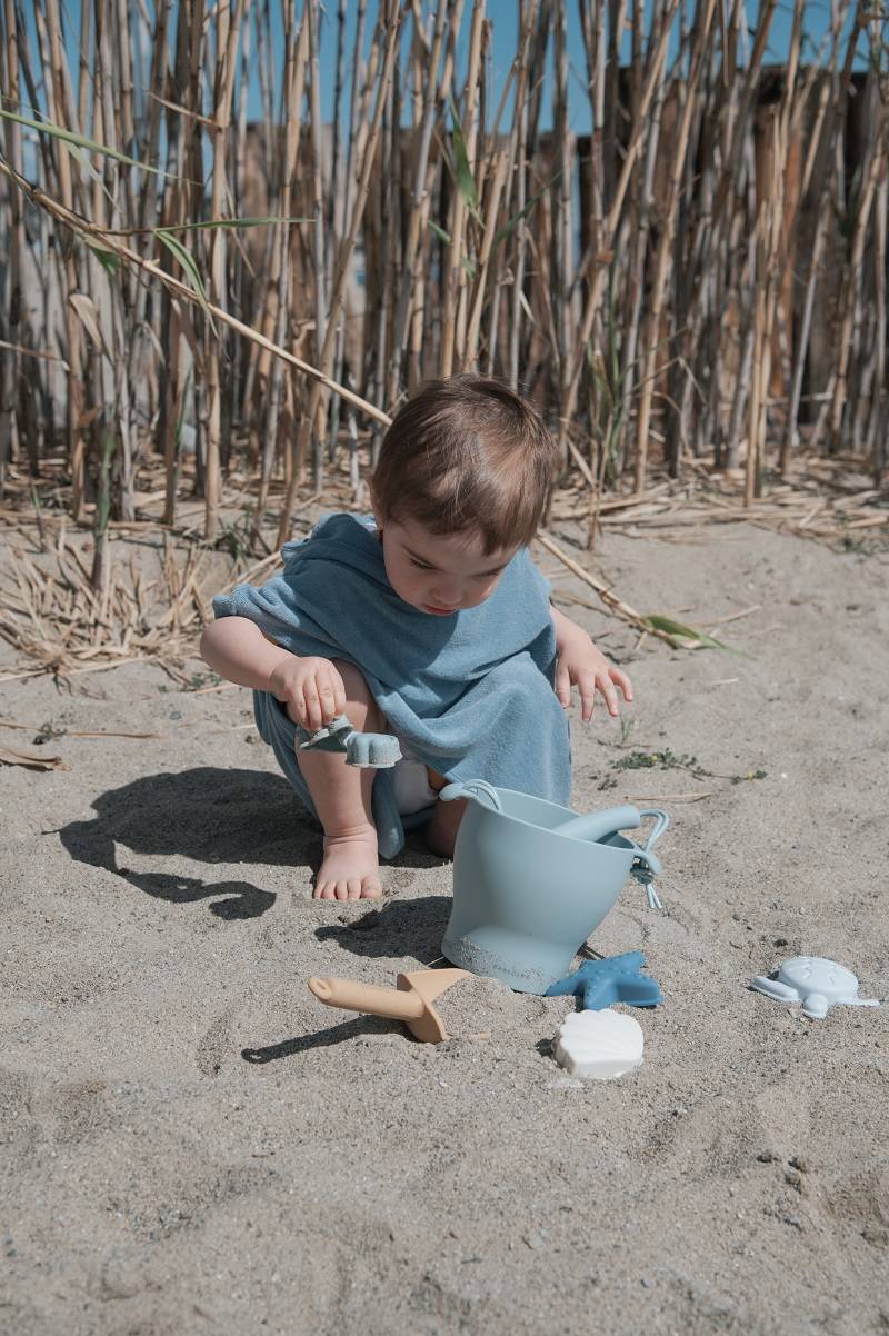 Beach Set BLUE- boy playing